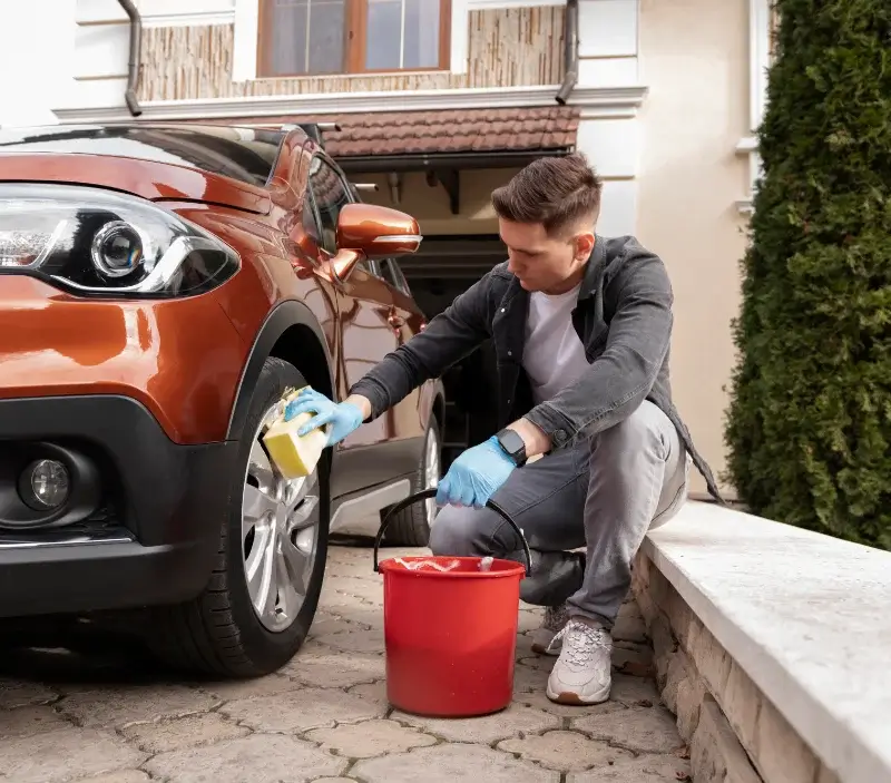 Lavage auto à domicile Errouville : professionnel intervenant sur un véhicule
